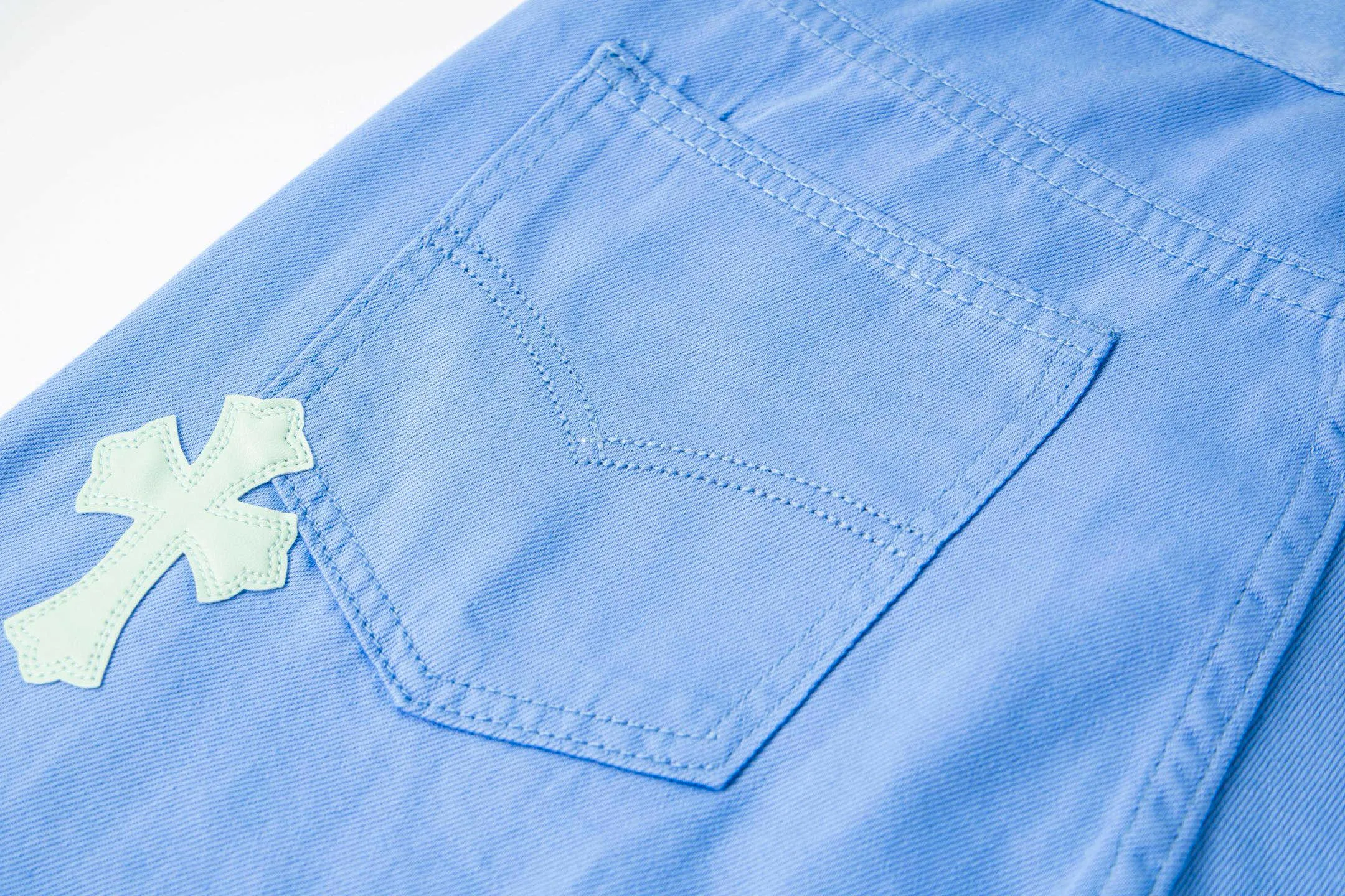 P270 💰 (Top version) CHROME HEARTS 25ss dopamine light blue cross-over leather washed jeans - Full of exploring the ultimate in fashion, Chrome Hearts' new Chrome Hearts pants not only present a unique style, the fresh ice blue color looks particularly youthful and energetic. The mid-high waist design is paired with a lazy and casual style, which not only shows long legs but also maintains a casual feel. It is a must-have fashion choice for trendy men and trendy women. Color: Dopamine light blue Size: 28-30-32-34 (corresponds to S-M-L-XL)